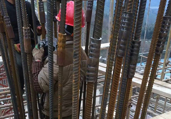 冷挤压泰州钢筋套筒施工现场.jpg